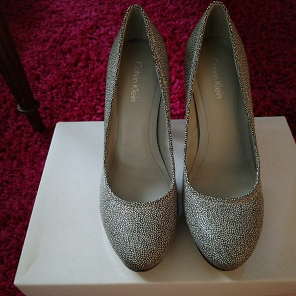 Calvin Klein Leather Kendall Pumps, Stingray - NWT - Picture 7 of 8
